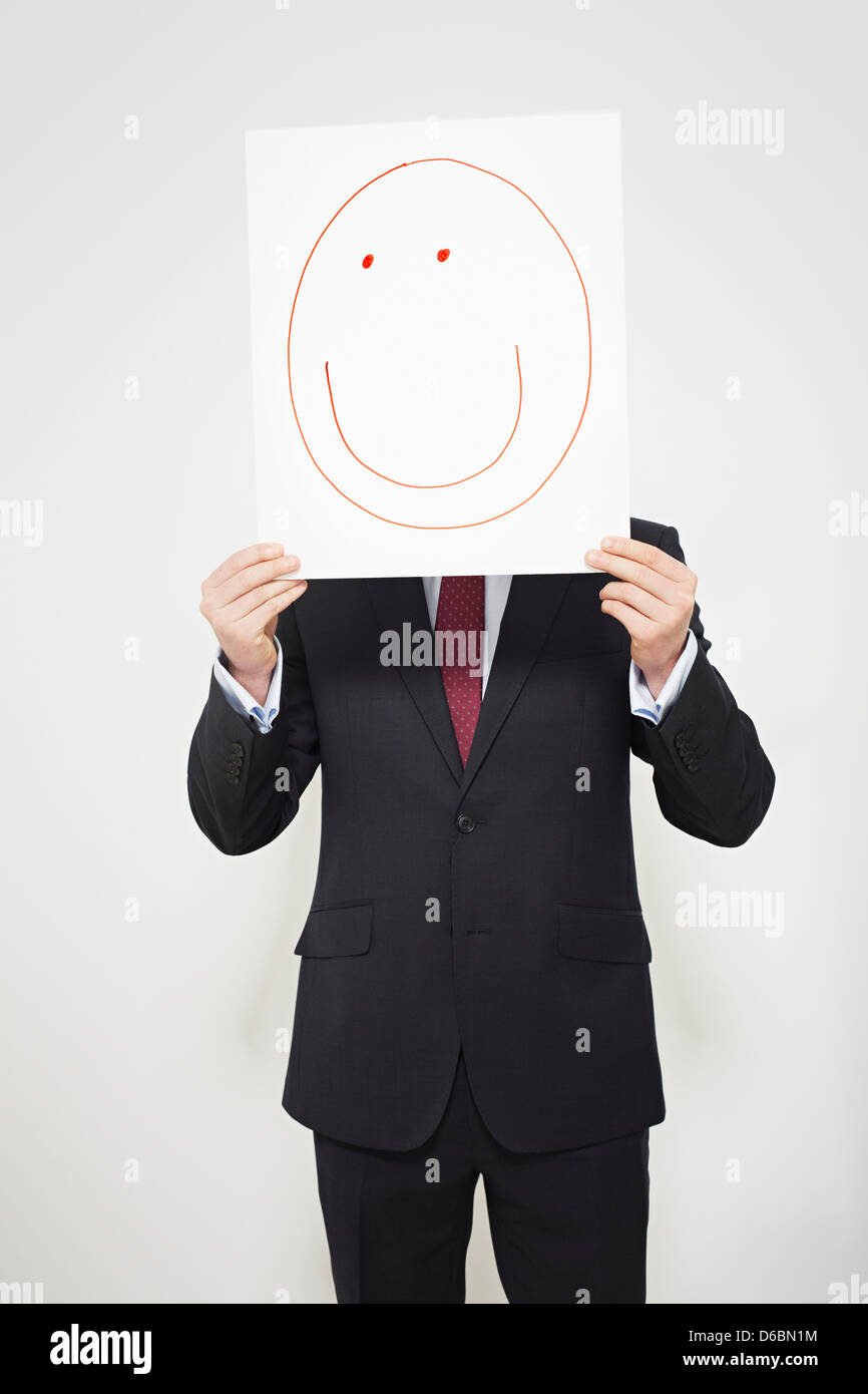 Geschäftsmann, glückliches Gesicht vors Gesicht halten Stockfoto