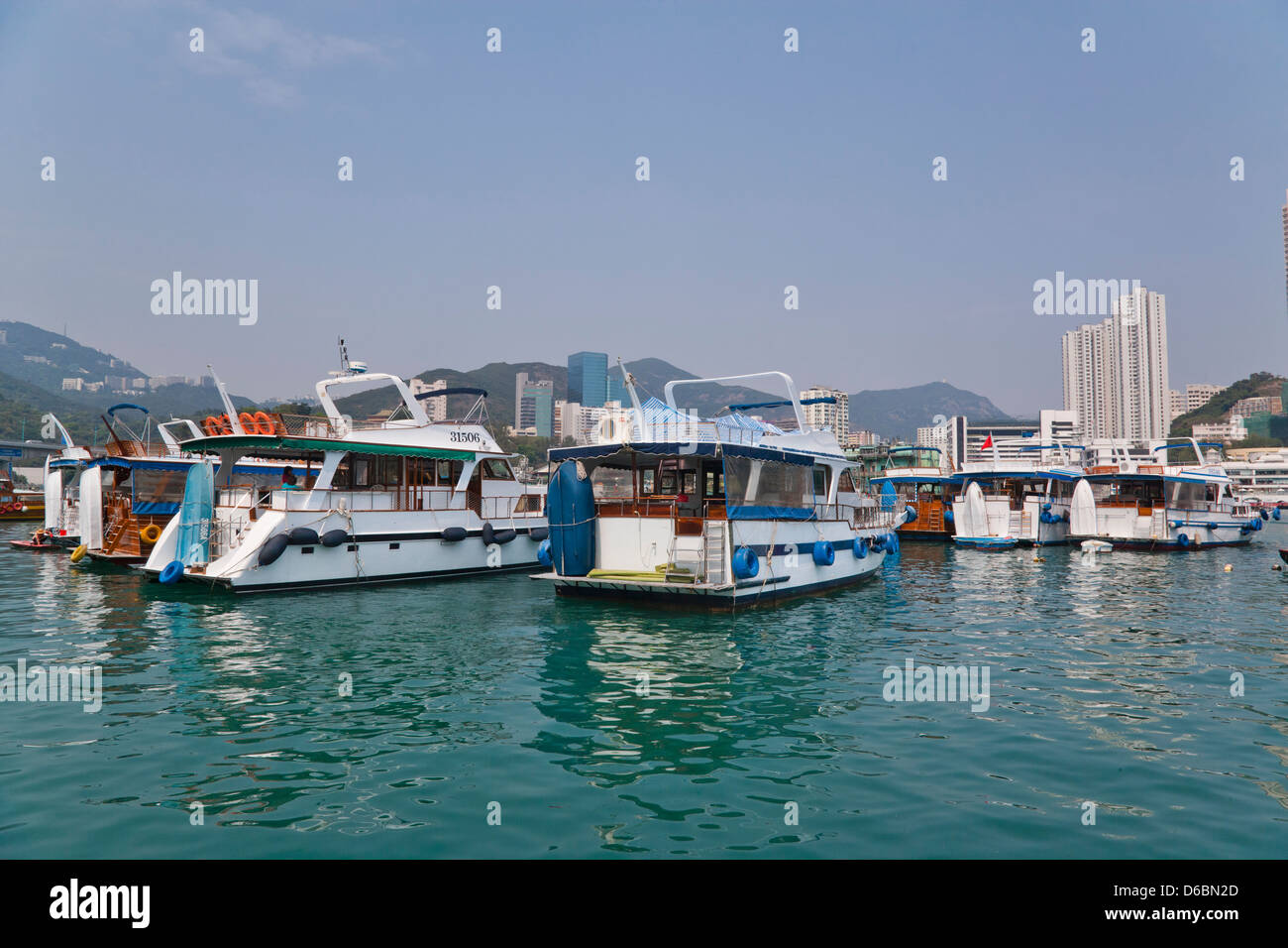China, Hong Kong, Aberdeen Harbour, Sham Wan, Luxus-Motoryachten in Aberdeen Marina Club Stockfoto
