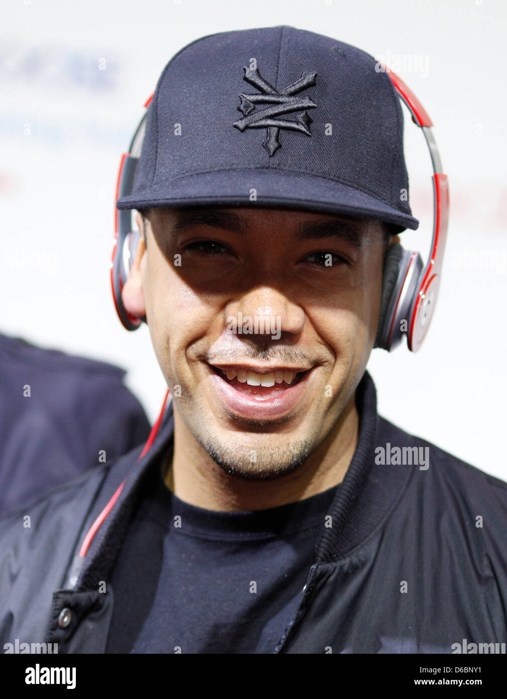 Rapper Larsito posiert für Fotos auf dem roten Teppich vor dem Nachtclub "Spindler Und Klatt" in Berlin, Deutschland, 4. September 2012. "Beats Berlin Party" wurde von der "Beats by Dr. Dre" Kopfhörer Marke gesponsert und viele Prominente angezogen. Foto: Florian Schuh Stockfoto