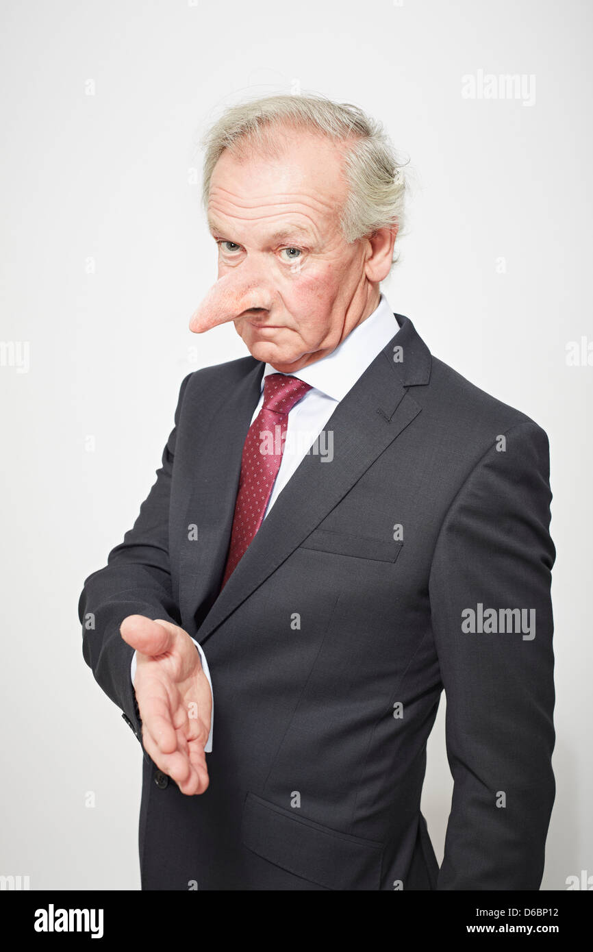 Geschäftsmann mit langer Nase mit der hand Stockfoto