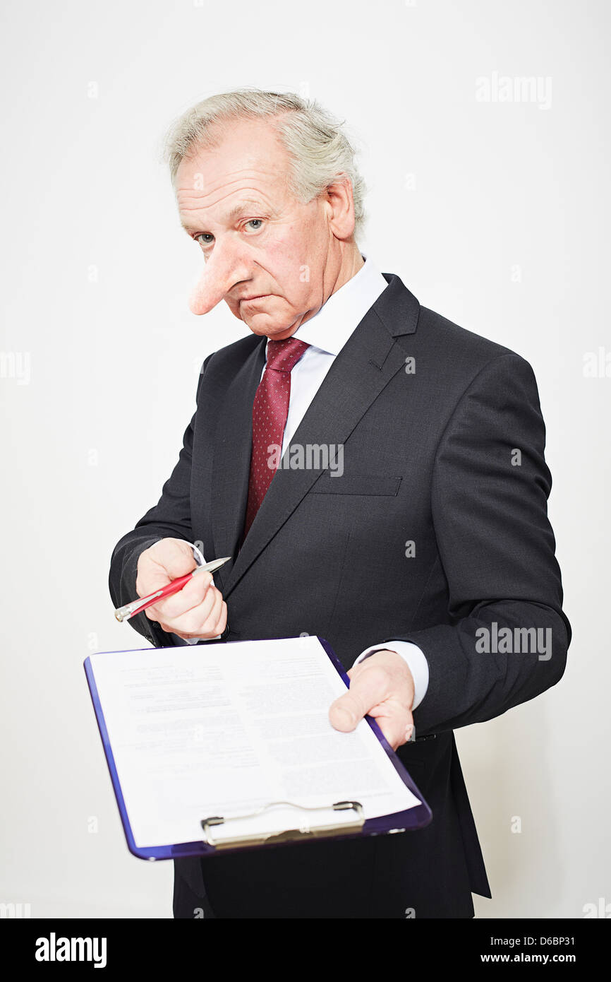 Geschäftsmann mit langer Nase und Vertrag Stockfoto