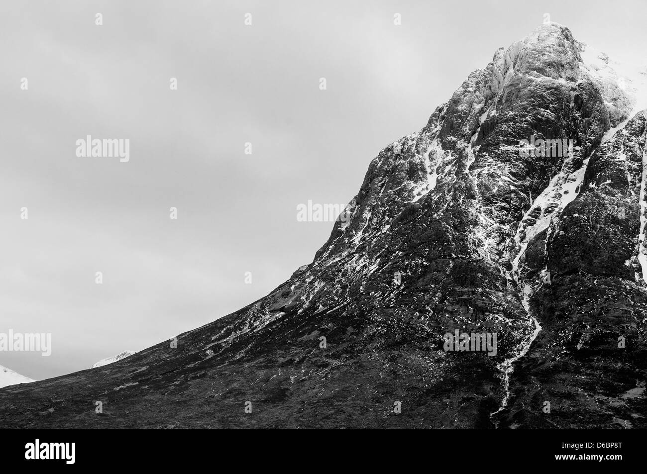 Schwarz / weiß-Seitenansicht des Stob Dearg, Buachaille Etive Mor, Glencoe, Schottisches Hochland Stockfoto