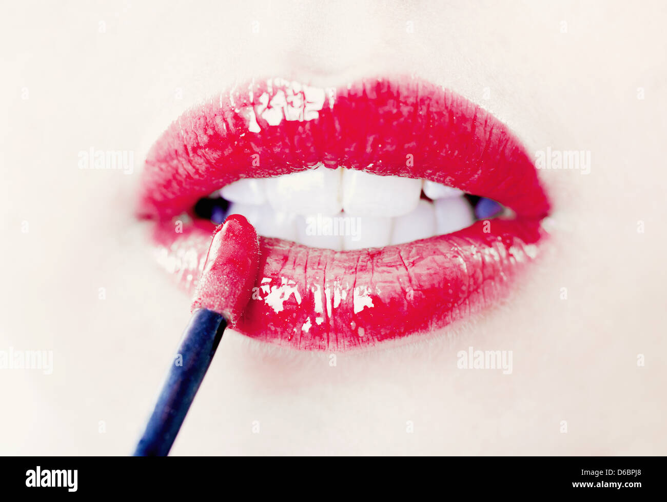 Nahaufnahme eines Womans Lippen mit Lipgloss Stockfoto
