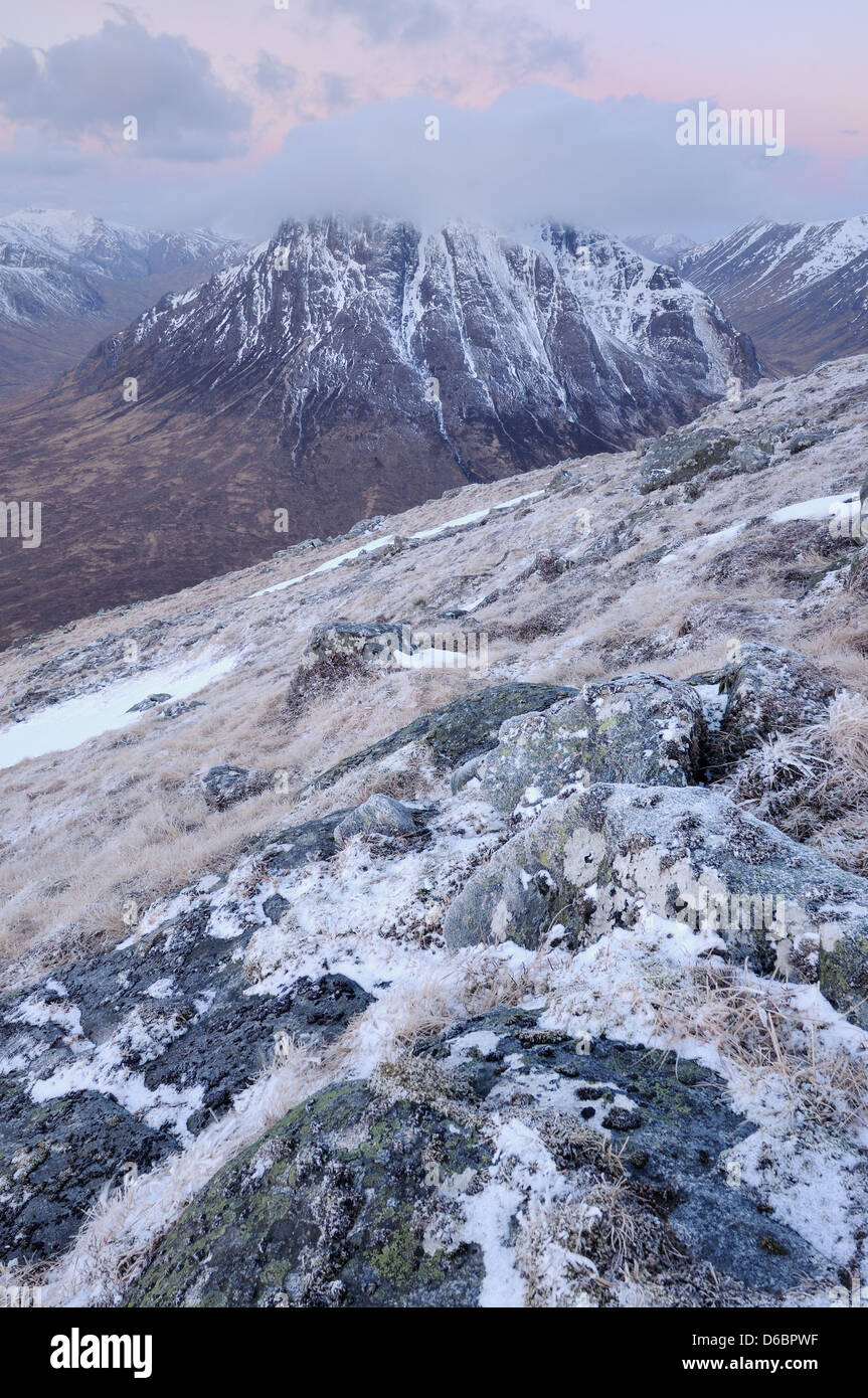 Früh am Morgen vor Sonnenaufgang Blick Richtung Buachaille Etive Mor von Beinn ein "Chrulaiste im Winter, Glencoe, Schottland Stockfoto