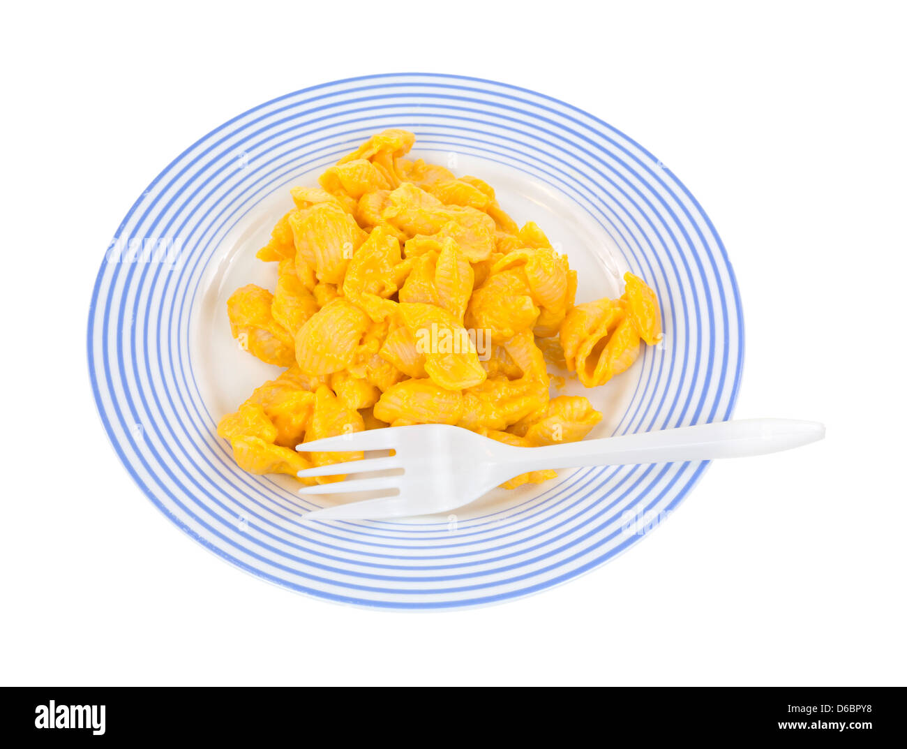 Eine kleine blaue gestreifte Platte mit einer Portion kitschig Pasta Shells und einer weißen Kunststoff-Gabel. Stockfoto