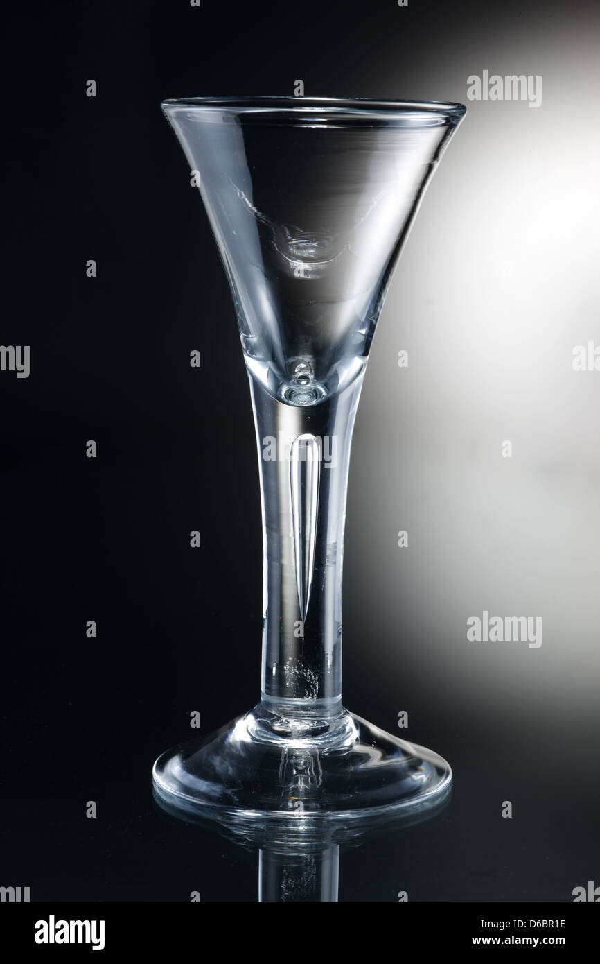 Englisch trinken Gläser 17. und 18. Jahrhundert, Baluster, Profil wieder  lite Glas, Glas, Bleikristall, Luft Twist Stiele Stockfotografie - Alamy