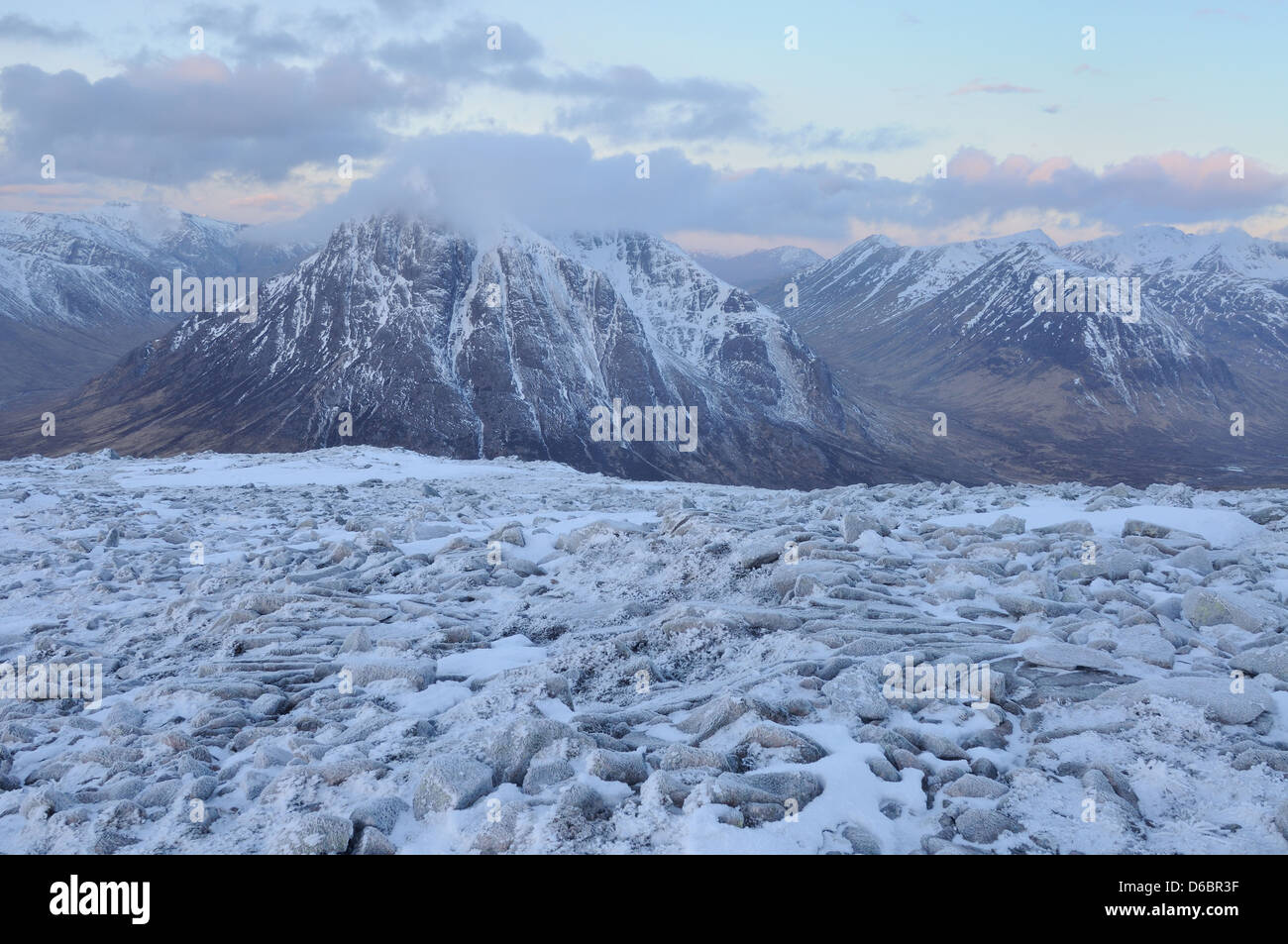 Blick in Richtung Buachaille Etive Mor und Buachaille Etive Beag vom Gipfel des Beinn ein ' Chrulaiste Stockfoto