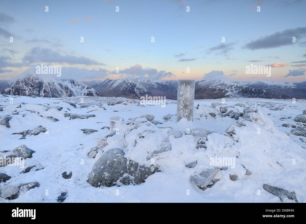 Gefrorene trigonometrischen Punkt auf dem Gipfel des Beinn ein "Chrulaiste in der Dämmerung im Winter in Glencoe, Schottisches Hochland Stockfoto