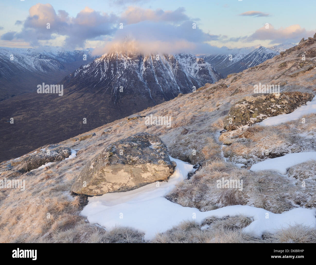 Winter-Morgensonne auf Stob Dearg, Buahaille Etive Mor, Beinn entnommen einer "Chrulaiste, Schottisches Hochland Stockfoto
