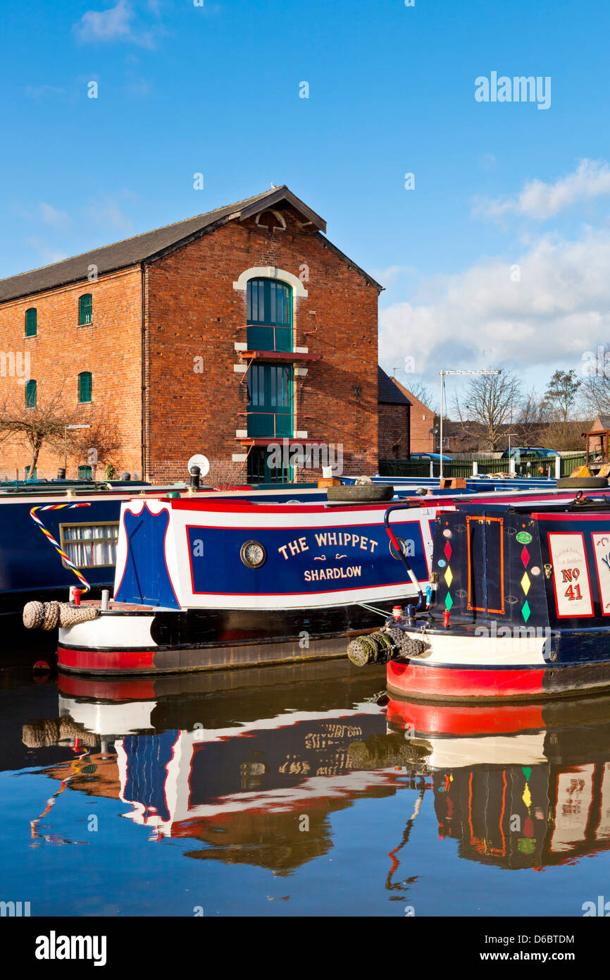 Schmale Boote auf dem Trent und Mersey Kanal England Derbyshire England UK GB EU Europa Stockfoto