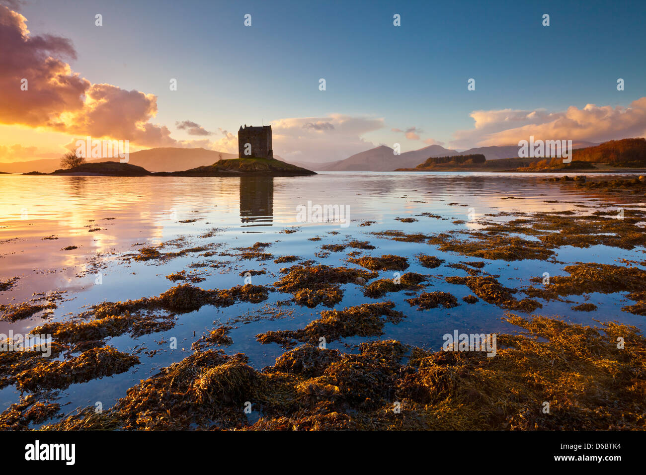 Silhouette bei Sonnenuntergang der schottischen Highlands Castle Stalker Loch Laich Loch Linnhe Port Appin Argyll, Schottland, UK, GB, EU, Europa Stockfoto