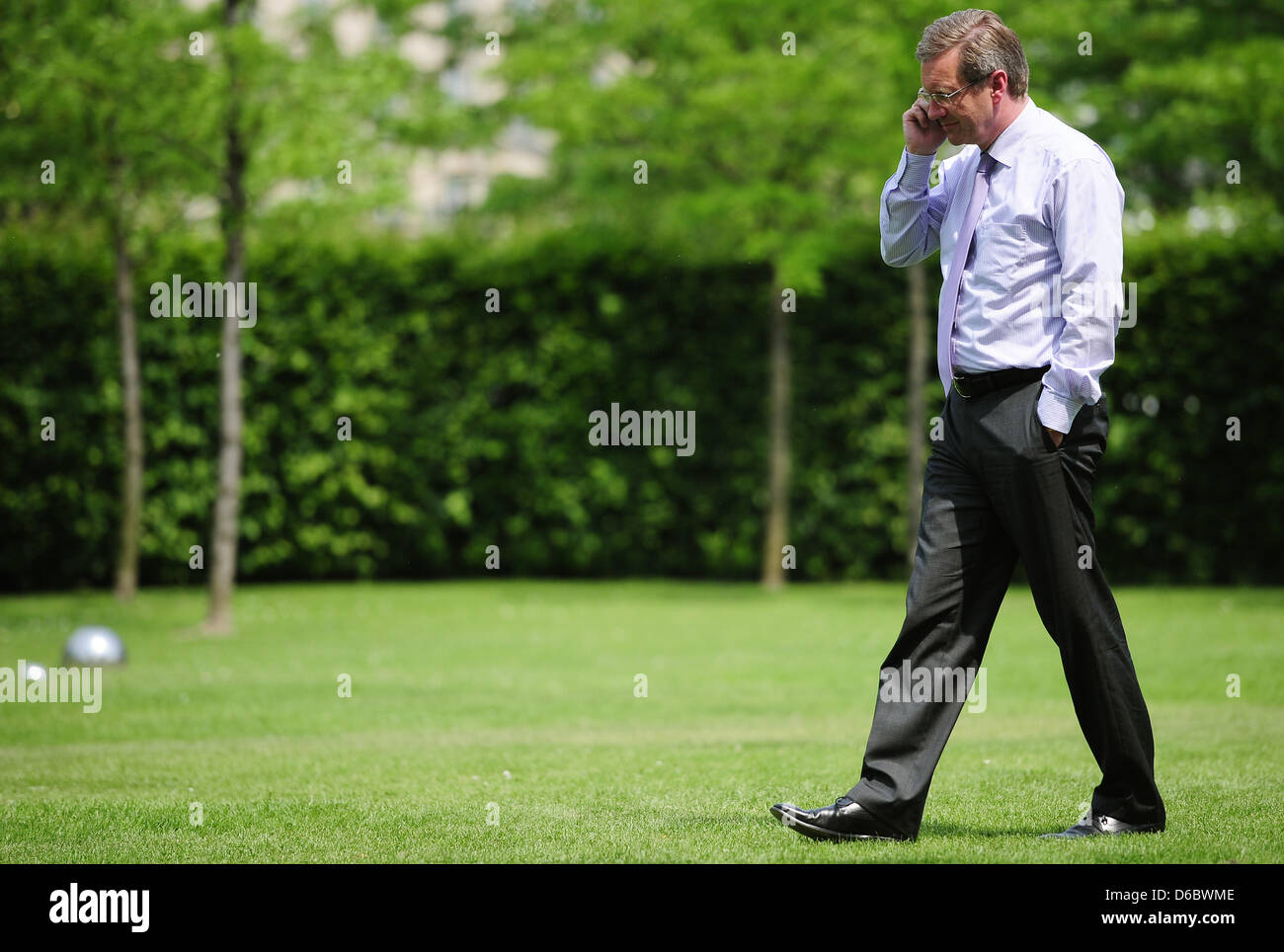 (Dpa Datei) - eine Archiv Bild, datiert 10. Juni 2010, zeigt die dann-Premiere von Niedersachsen, Christian Wulff (CDU), sprechen auf einem Handy in Berlin, Deutschland. Nach den anhaltenden Debatten in öffentlichen über Wulffs Privatkredit, ein Haus zu kaufen bekommt der amtierende Präsident des deutschen Ingreasingly unter Druck jetzt für angeblich Einflussnahme auf die Erforschung journ Stockfoto