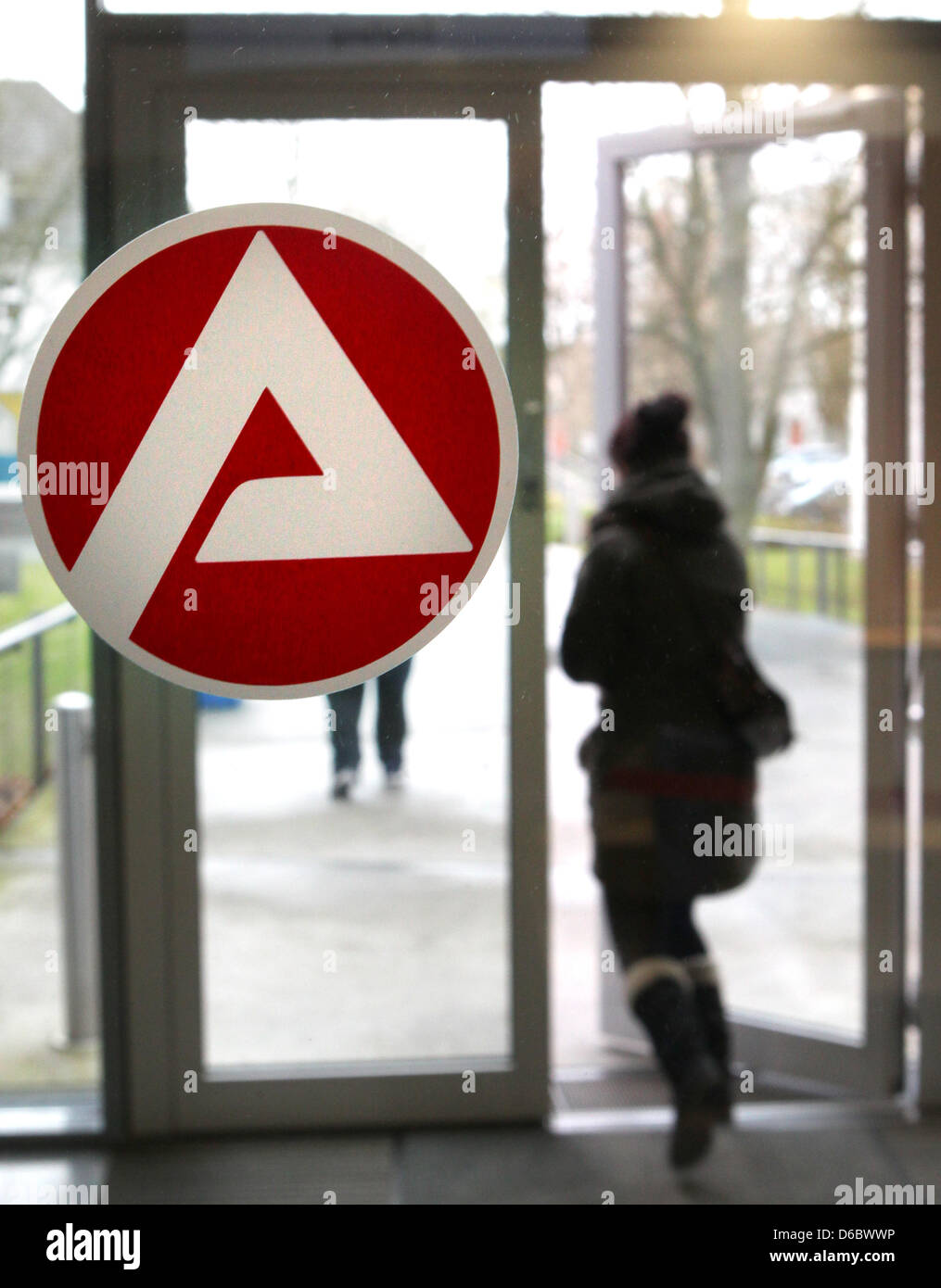 Eine Frau verlässt die Agentur für Arbeit in Rostock, Deutschland, 3. Dezember 2012. Laut der Agentur für Arbeit Nord stieg die Zahl der Arbeitslosen in Mecklenburg-Vorpommern mehr als 100.000. Aber im Vergleich zu Dezember 2010, 5.100 waren weniger Menschen ohne Arbeit im deutschen Bundesland. Bundesweit die Zahl der Arbeitslosen von 67.000, 2 780 000 Menschen in De Stockfoto