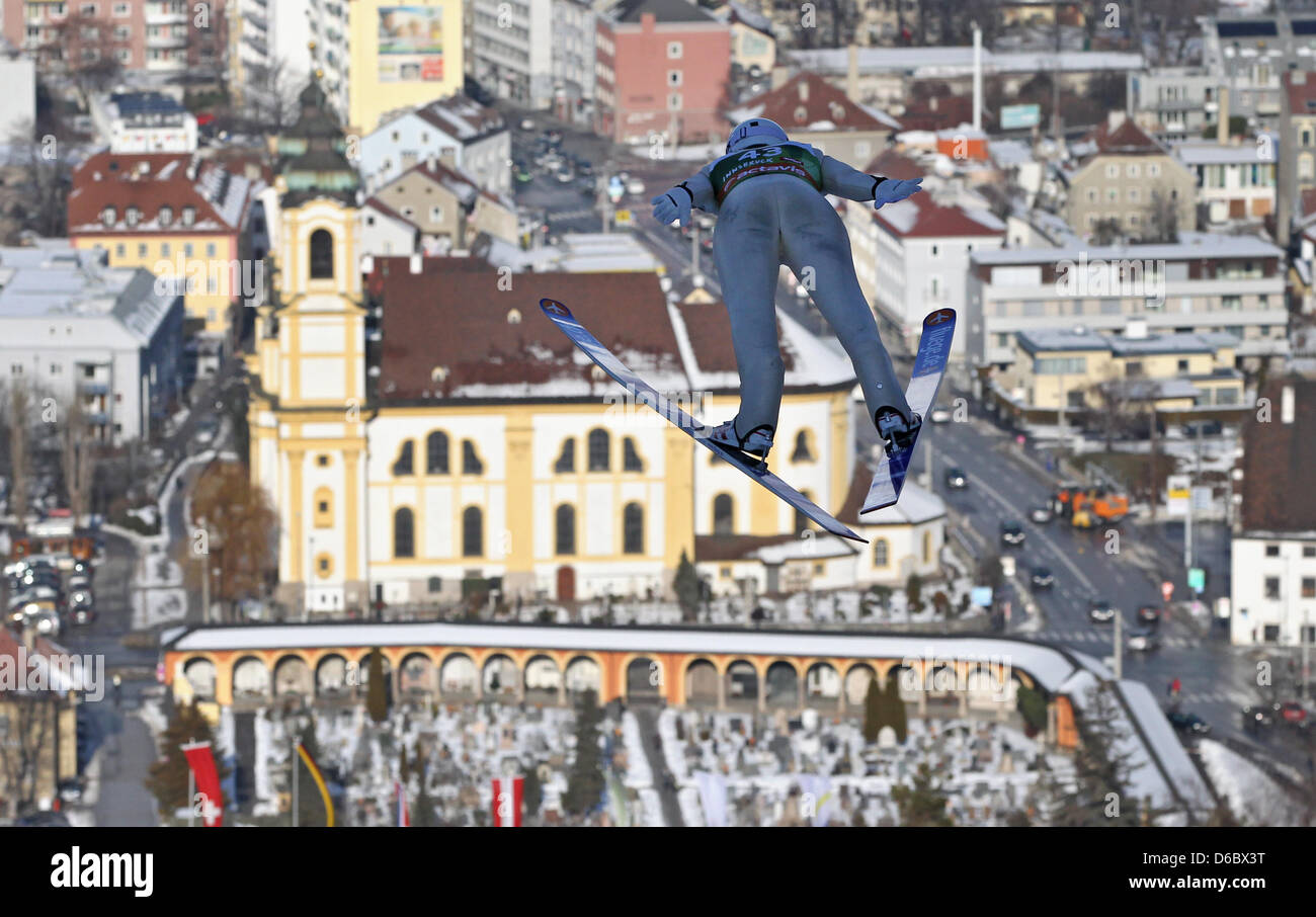 Deutscher Skispringer Maximillian Mechler beim dritten Sprung von der Runde am Zug springt auf der Bergisel Sprungschanze auf der 60. Vierschanzentournee in Innsbruck, Österreich, 3. Januar 2012. Foto: DANIEL KARMANN Stockfoto