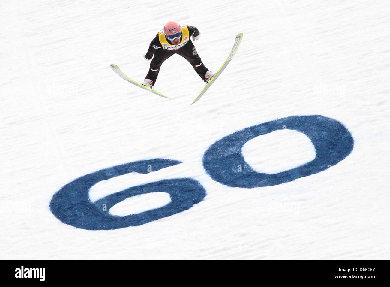 Österreichischer Skispringer springt Andreas Kofler während der Endrunde der dritte Sprung bei der 60. Vierschanzentournee in Innsbruck, Österreich, 4. Januar 2012. Kofler kam an erster Stelle. Foto: DANIEL KARMANN Stockfoto