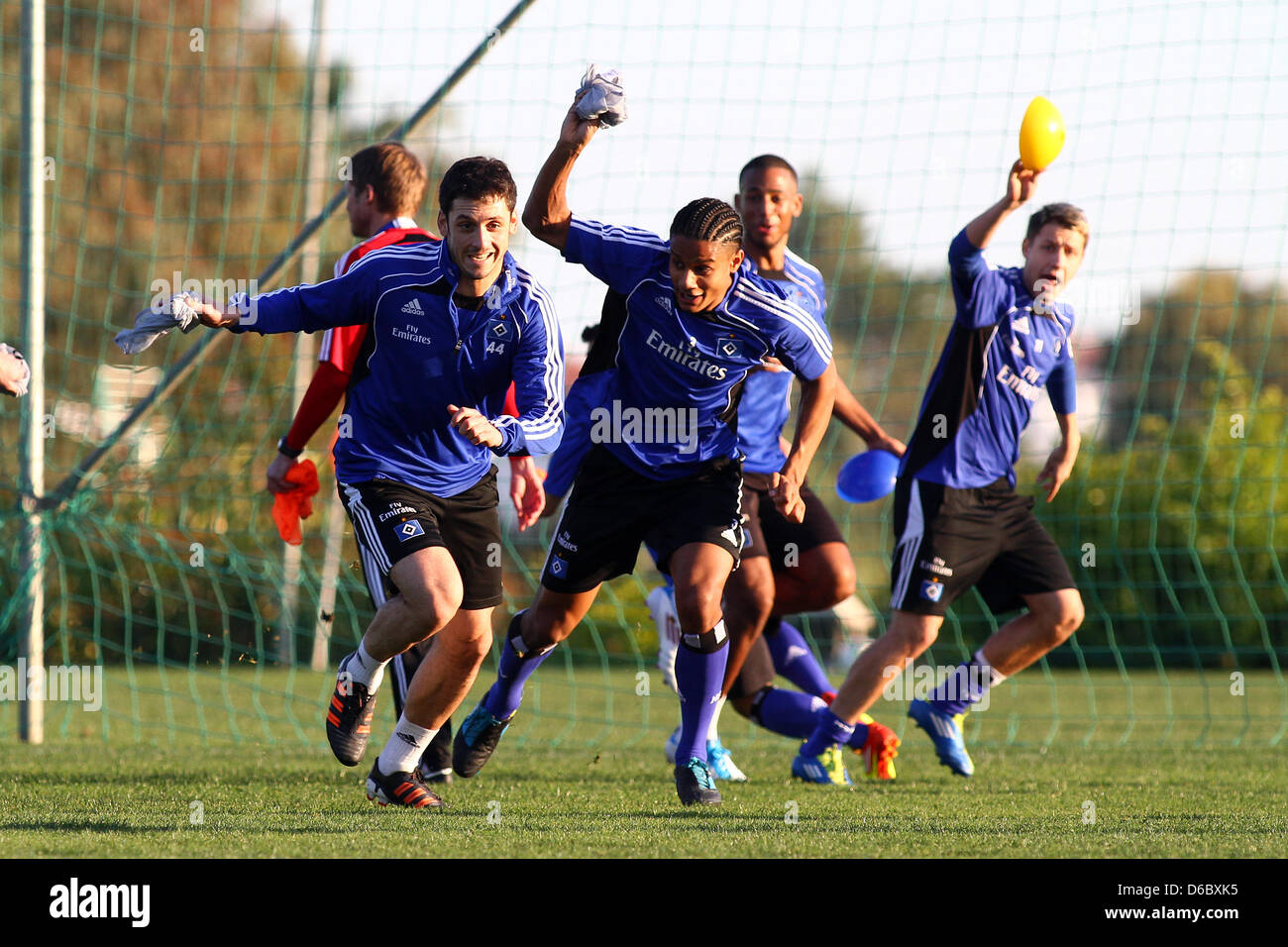 Michael Mancienne (C) und Gojko Kacar (L) der Hamburger SV laufen während des Trainings in Marbella, Spanien, 4. Januar 2012. Das Bundesliga-Team bei der Vorbereitung für die zweite Hälfte der Saison auf ihr Trainingslager in Spanien. Foto: Kevin Kurek Stockfoto