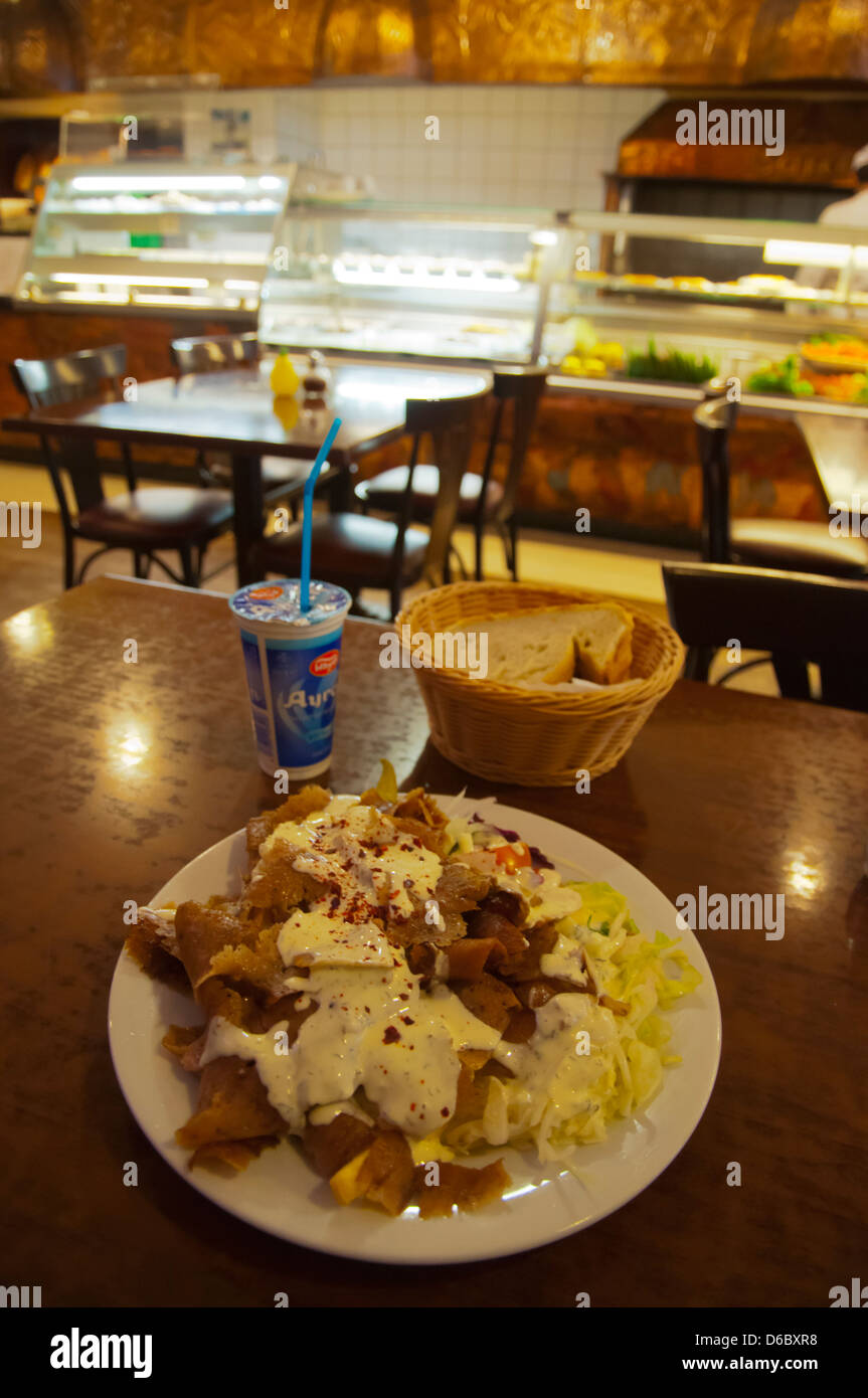 Döner Kebab Platte Düsseldorf Stadt Nordrhein-Westfalen Region Deutschland Westeuropa Stockfoto