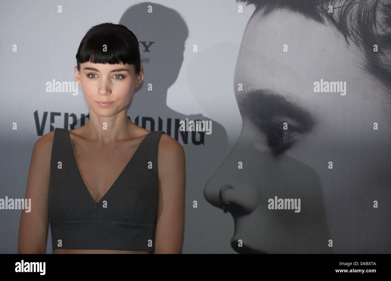 US-Schauspielerin Rooney Mara stellt bei einem Fototermin des neuen Films "The Girl with the Dragon Tattoo' im Hotel Adlon in Berlin, Deutschland, 5. Januar 2011. Der Film ist der erste von drei Verfilmungen von Stieg Larssons Bestseller "Die Millennium-Trilogie". Der Film kommt deutschen Kinos am 12. Januar 2012. Foto: Jörg Carstensen Stockfoto