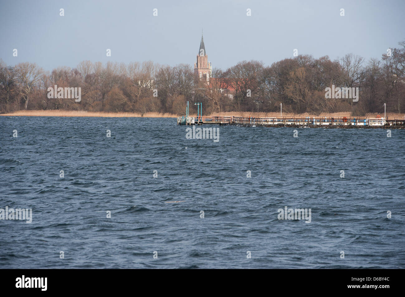 Aussicht von der Liebfrauenkirche am See Tollensee in Neubrandenburg, Deutschland, 5. Januar 2012. Seit dem Neujahrstag halten Sie Teile einer Leiche Beign gefunden am See. Polizei ist ratlos und Kollegen in Leipzig und Niedersachsen, wo auch Leichenteile gefunden wurden, kontaktiert hat. Foto: STEFAN SAUER Stockfoto