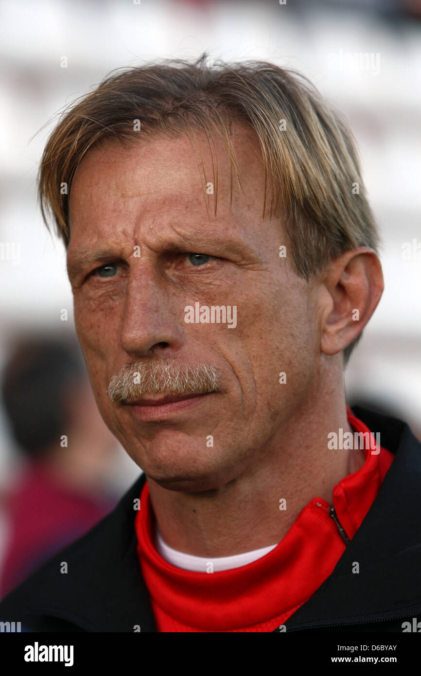 Headcoach des FC Handelsherren Christoph Daum Uhren eine Trainingseinheit des Hamburger SV in Marbella, Spanien, 5. Januar 2012. Deutsche Fußball Bundesligisten Hamburger SV hält derzeit einen Trainingslager zur Vorbereitung der zweiten Hälfte der Saison. Foto: Kevin Kurek Stockfoto Headcoach des FC Handelsherren Christoph Daum Uhren eine Trainingseinheit des Hamburger SV in Marbella, Spanien, 5. Januar 2012. Deutsche Fußball Bundesligisten Hamburger SV hält derzeit einen Trainingslager zur Vorbereitung der zweiten Hälfte der Saison. Foto: Kevin Kurek Stockfoto