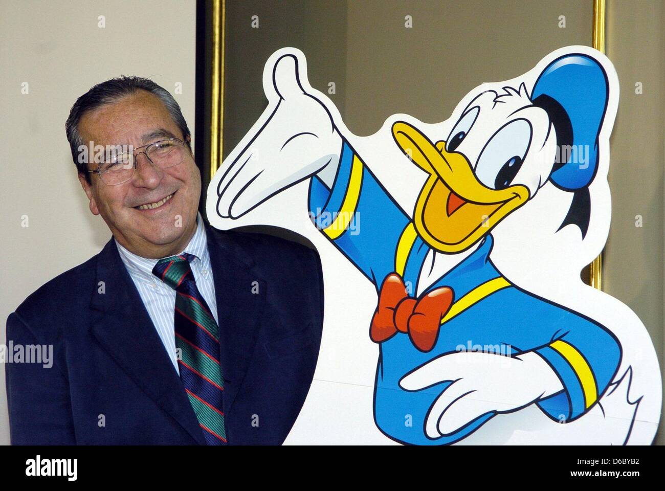 Datei - ein Archiv Bild vom 3. Juni 2004 zeigt chilenischen Cartoonkünstler Vikar posiert neben eine Abbildung von Donald Duck in Berlin, Deutschland. Vikar starb im Alter von 77 Jahren kündigte Egmont Ehapa-Verlag am 5. Januar 2012. Vikar oder Victor Arriagada Rios zog mehr als 10.000 Seiten mit den Cartoon-Bewohnern von Entenhausen. Foto: Bernd Settnik Stockfoto