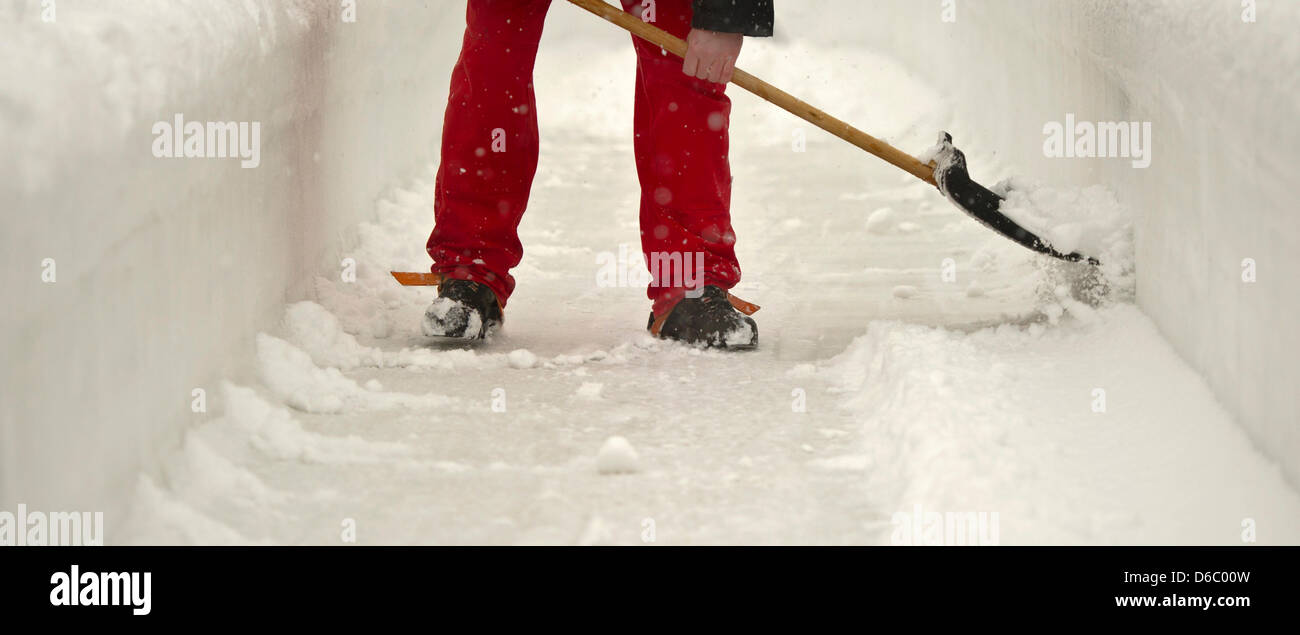 Ein Arbeiter entfernt Schnee Fron der Strecke die Männer vorher bei der Bob-Weltmeisterschaft in Altenberg, Deutschland, 7. Januar 2012. Foto: ARNO BURGI Stockfoto