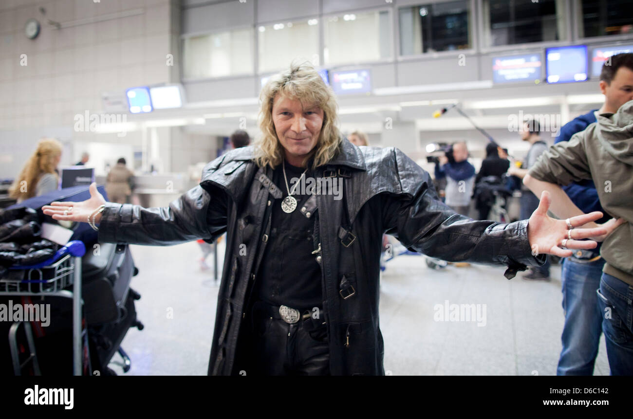Magier Vincent Raven, Gewinner der Casting-Show "The Next Uri Geller", wartet auf seinen Flug nach Australien auf dem Flughafen Frankfurt/Main, Deutschland, 8. Januar 2012. Vincent Raven ist eine der elf Kandidaten in der neuen Staffel von der RTL TV-Show "Dschungelcamp" teilnehmen. Vom 13. Januar 2012 bleibt die Kandidaten im australischen Outback für zwei Wochen und vollständige Tests und Stockfoto