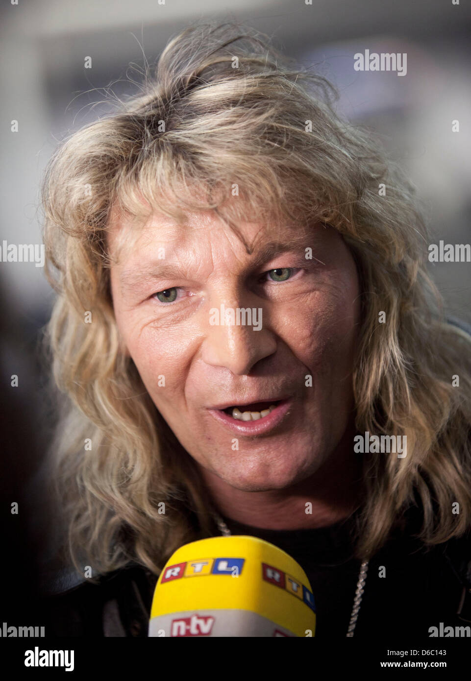 Magier Vincent Raven, Gewinner der Casting-Show "The Next Uri Geller", wartet auf seinen Flug nach Australien auf dem Flughafen Frankfurt/Main, Deutschland, 8. Januar 2012. Vincent Raven ist eine der elf Kandidaten in der neuen Staffel von der RTL TV-Show "Dschungelcamp" teilnehmen. Vom 13. Januar 2012 bleibt die Kandidaten im australischen Outback für zwei Wochen und vollständige Tests und Stockfoto