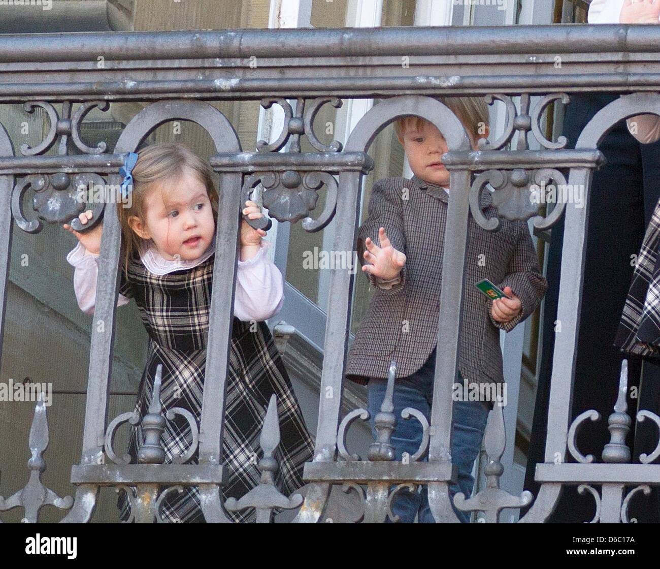 Kopenhagen, Dänemark. 16. April 2013. Dänischer Prinz Vincent und Prinzessin Josephine auf dem Balkon von Schloss Amalienborg in Kopenhagen an 73. Geburtstag der dänischen Königin am 16. April 2013. Foto: Albert Nieboer/Niederlande Stockfoto