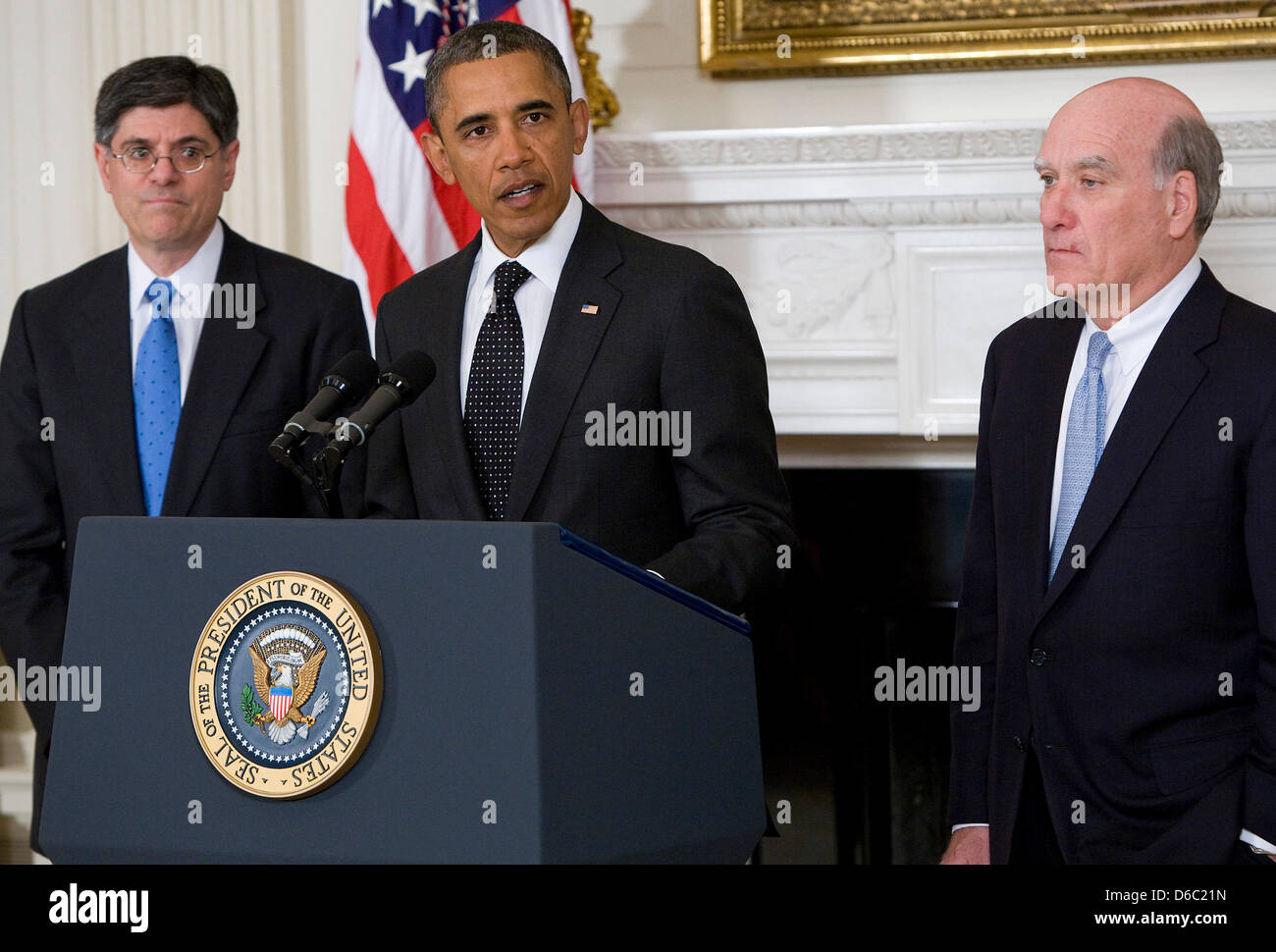 US-Präsident Barack Obama kündigt den Rücktritt von White House Chief Of Staff William Daley, rechts, und seine Ernennung von Jacob Lew, links, den derzeitigen Direktor des Office of Management and Budget (OMB) als seinen neuen Chef des Stabes im State Dining Room des weißen Hauses in Washington, D.C. am Montag, 9. Januar 2012. Daley ist die Post etwas über einem Jahr verlassen af Stockfoto