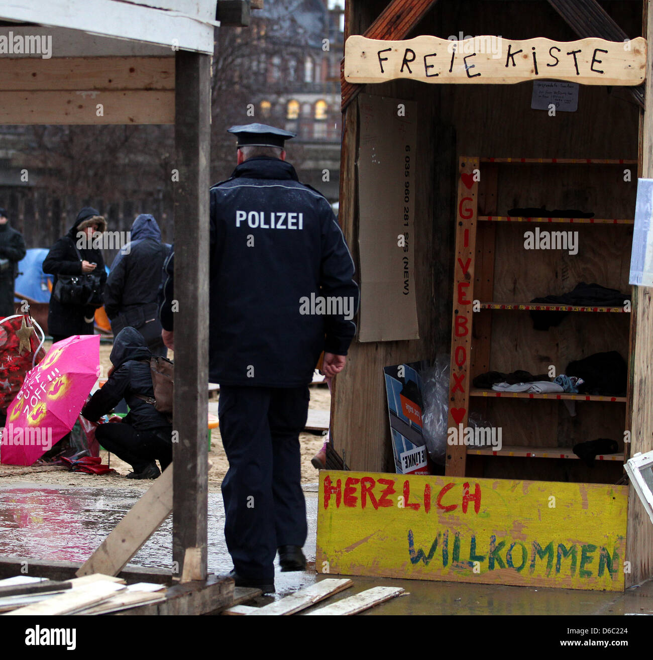 Polizisten stehen vor dem Occupy-Camp am Bundespressestrand ("Federal Press Strand") in Berlin, Deutschland, 9. Januar 2012. Verbunden durch eine massive Polizeipräsenz, die das Lager geräumt wurde. Foto: Wolfgang Kumm Stockfoto