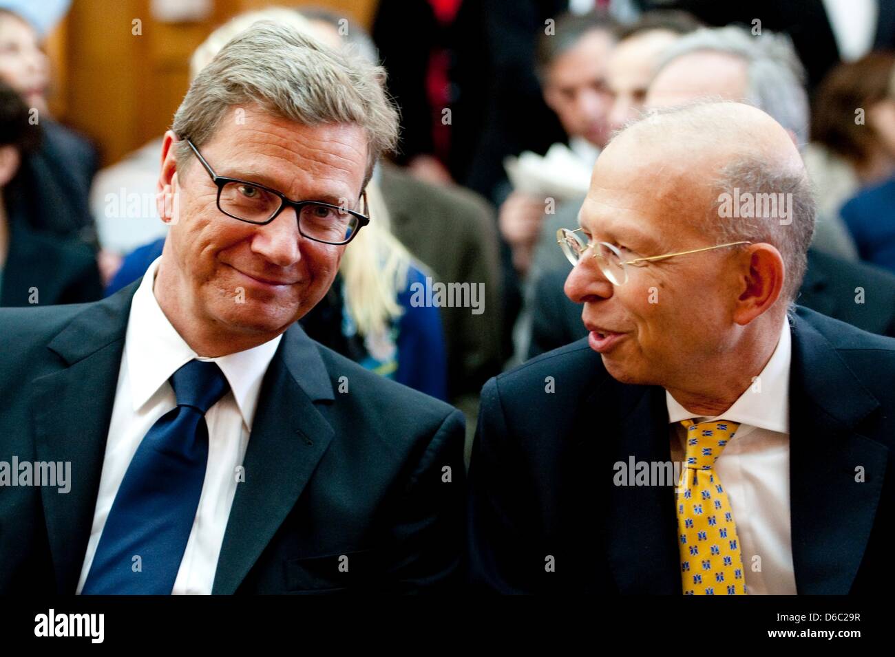 Publicist Rafael Seligmann (R) und Deutschland Foreign Minister Guido Westerwelle reden während der Präsentation der neuen jüdischen Zeitung "Jüdische Stimme aus Deutschland" an der Commerzbank am Pariser Platz in Berlin, Deutschland, 10. Januar 2012. Die Zeitung erscheint vierteljährlich in englischer Sprache. Foto: SEBASTIAN KAHNERT Stockfoto