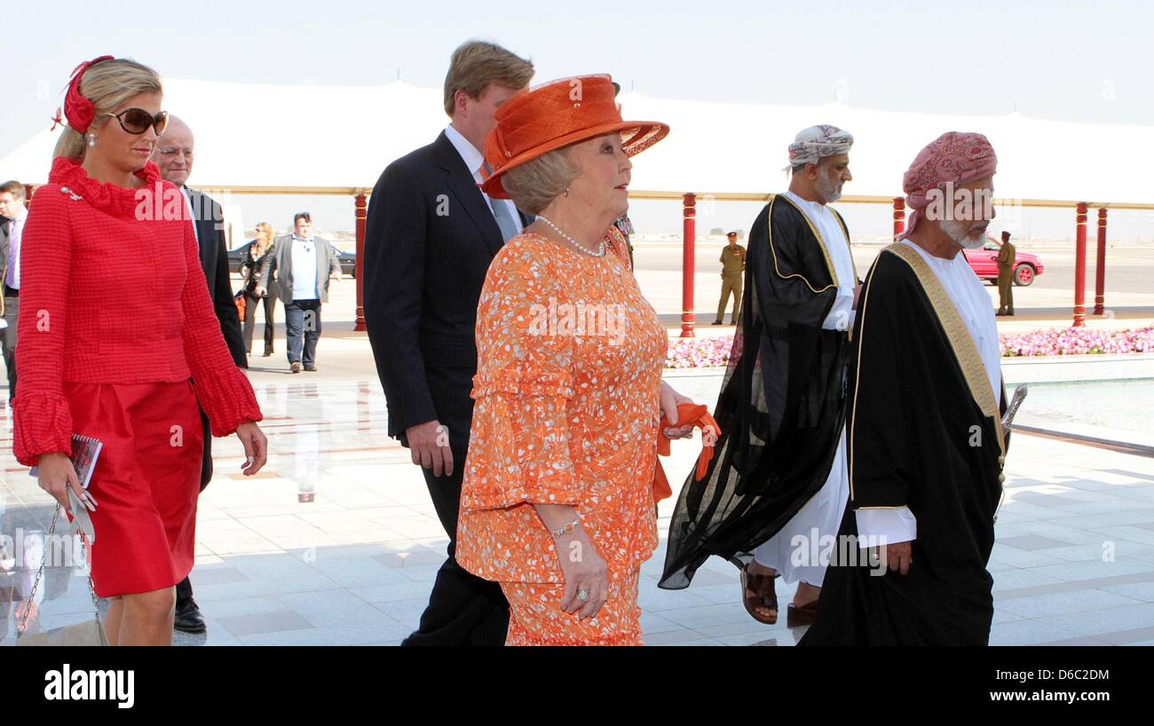 Sultan Qaboos bin Said, Sultan of Oman (R), freut sich Dutch Queen Beatrix (C), Kronprinz Willem-Alexander (versteckt) und Prinzessin Maxima (L) am Flughafen Muscat, Oman, 10. Januar 2012. Die niederländischen Royals sind auf einer dreitägigen Staatsbesuch in Oman. Foto: Albert Nieboer / Niederlande, Stockfoto