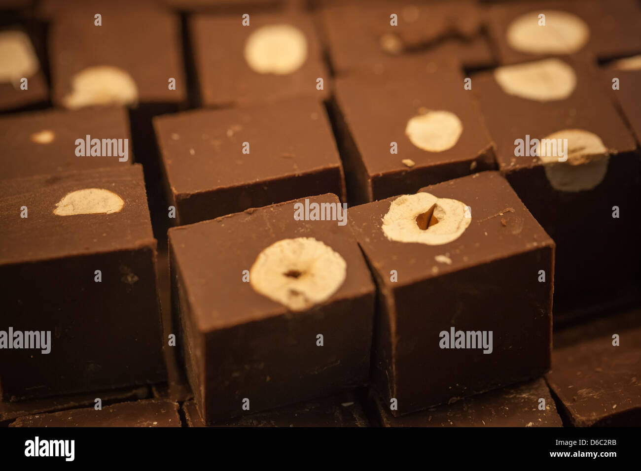 Dunkle Schokolade Blöcke mit Haselnüssen auf den Tresen. Makro-Foto mit selektiven Fokus Stockfoto