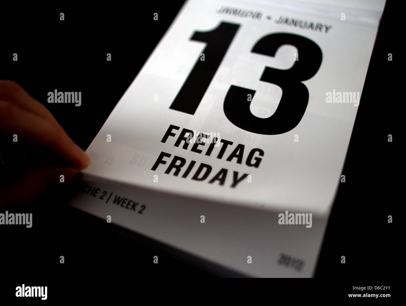 ILLUSTRATION - eine Abbildung Bild datiert 11. Januar 2012 zeigt Kalenderblatt Markieren von Freitag der 13. in Köln. Freitag auf Fall führt ein 13. Aberglaube viele am Tag des Unglücks zu erwarten. Foto: Oliver Berg Stockfoto