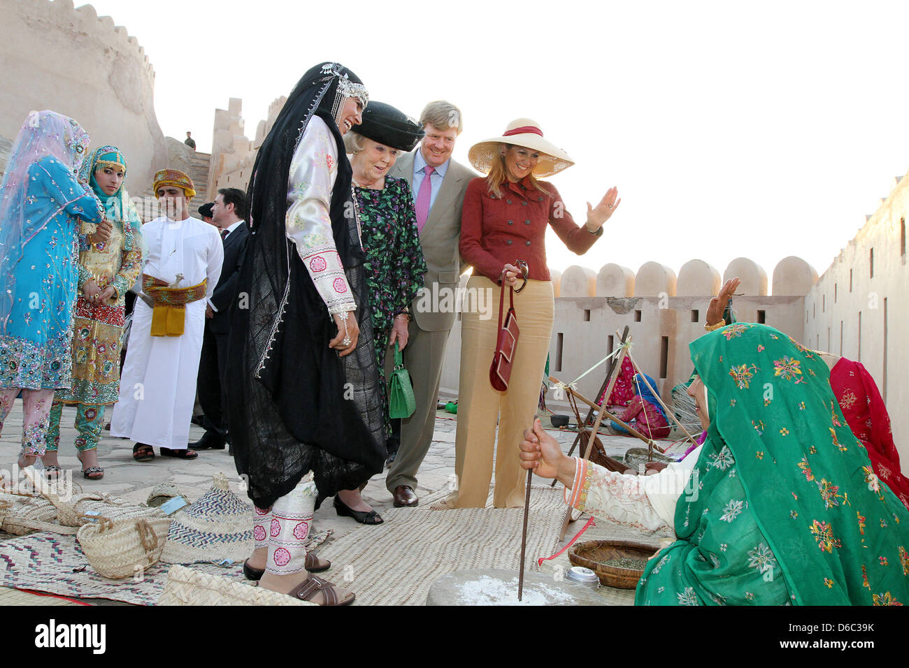 Königin Beatrix, Prinz Willem-Alexander und Prinzessin Maxima der Niederlande Besuch der Hafen des Sohar und Fort Nakhal in Oman, 11. Januar 2012. Königin Beatrix bringt einen Staatsbesuch in den Oman von 10 bis 12 Januar. Foto: Patrick van Katwijk Niederlande Stockfoto