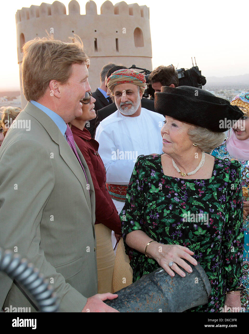 Königin Beatrix von The Netherlands (R), Prinz Willem Alexander und Prinzessin Maxima Besuch Fort Nakhal in Oman, 11. Januar 2012. Die niederländischen Royals sind auf einer dreitägigen Staatsbesuch in Oman. Foto: Albert Nieboer / Niederlande, Stockfoto