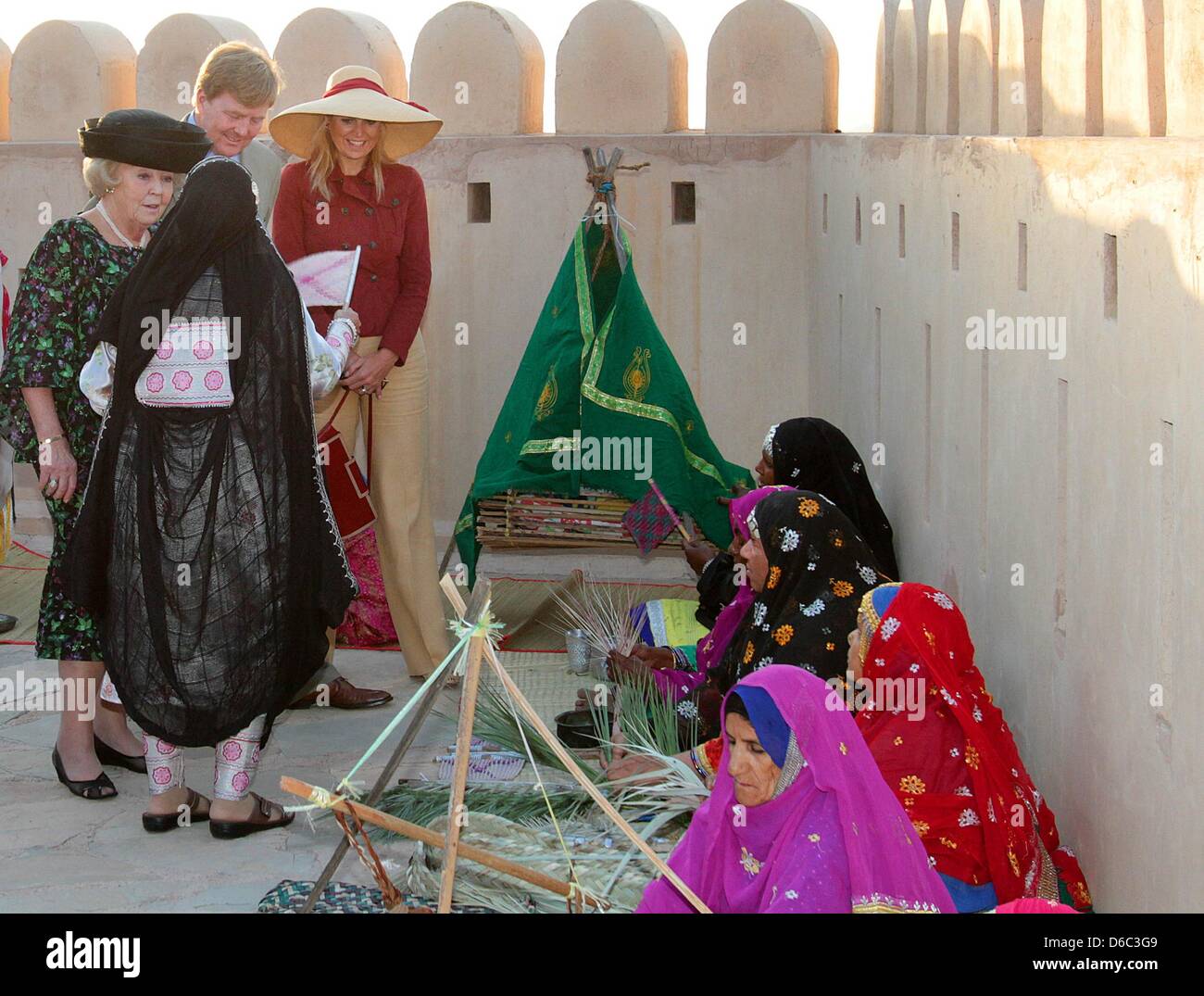 Königin Beatrix der Niederlande (L), besuchen Sie Prince-Willem-Alexander (C) und Prinzessin Maxima Fort Nakhal in Oman, 11. Januar 2012. Die niederländischen Royals sind auf einer dreitägigen Staatsbesuch in Oman. Foto: Albert Nieboer / Niederlande, Stockfoto