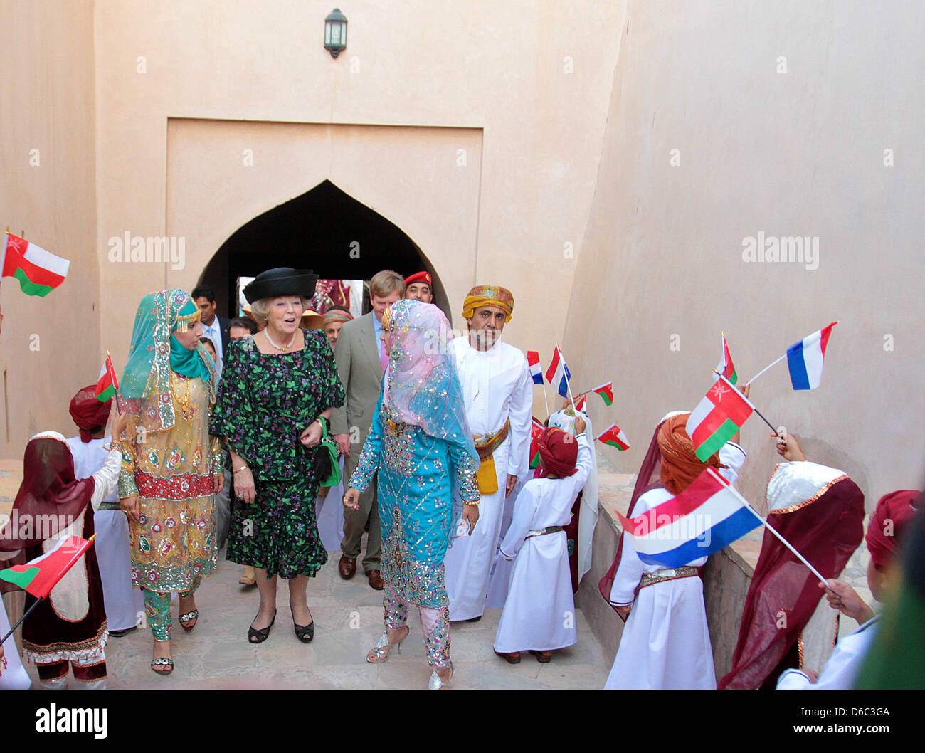 Königin Beatrix von The Netherlands (C), Prinz Willem-Alexander (überdacht) und Prinzessin Maxima (überdacht) Besuch Fort Nakhal in Oman, 11. Januar 2012. Die niederländischen Royals sind auf einer dreitägigen Staatsbesuch in Oman. Foto: Albert Nieboer / Niederlande, Stockfoto