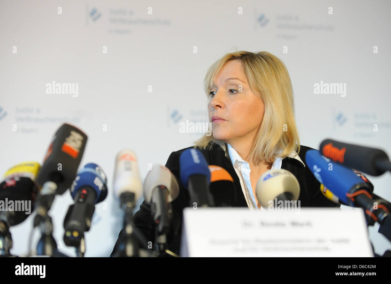 Bayerischer Staatsminister der Justiz Beate Merk (CSU) ist während einer Pressekonferenz im Justizpalast anlässlich der Ermordung von Bundesanwalt in München, Deutschland, 12. Januar 2012 abgebildet. Ein Mann erschossen einer Eidgenössischen Prosecitor während einer Verhandlung am Amtsgericht Dachau Om 11. Januar 2012. Foto: ANDREAS GEBERT Stockfoto