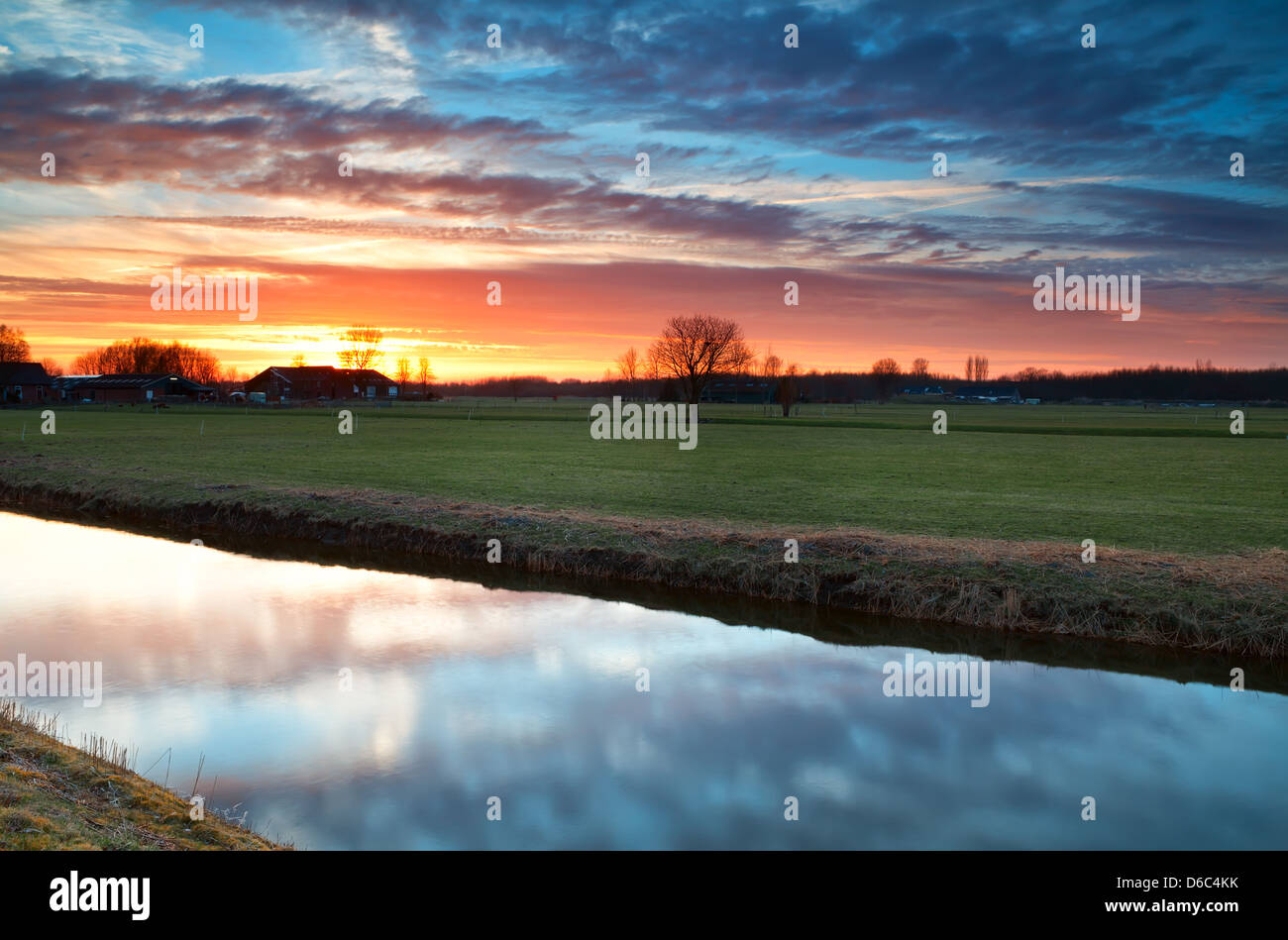 schöne ruhige Sonnenuntergang über River in Ackerland, Holland Stockfoto