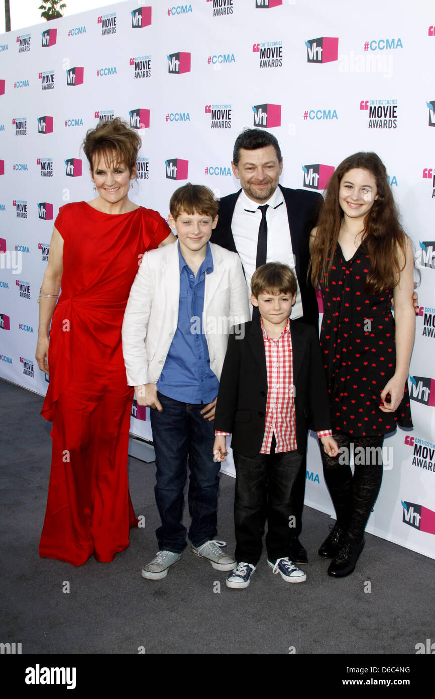 Schauspieler / Produzent Andy Serkis und seine Frau Lorraine Ashbourne mit Kindern Ruby, Sonny und Louis kommen am 17. Annual Critics' Choice Movie Awards in Hollywood Palladium in Los Angeles, USA, am 12. Januar 2012. Foto: Hubert Boesl Stockfoto