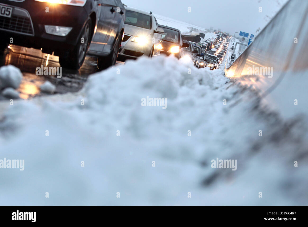 Autos ein stecken in einem Verkehr Stau an der A9-Mmotorway in der Nähe von Triptis, Deutschland, 13. Januar 2012. Frischer Schnee beeinträchtigt Verkehr in Deutschland. Foto: Jan Woitas Stockfoto