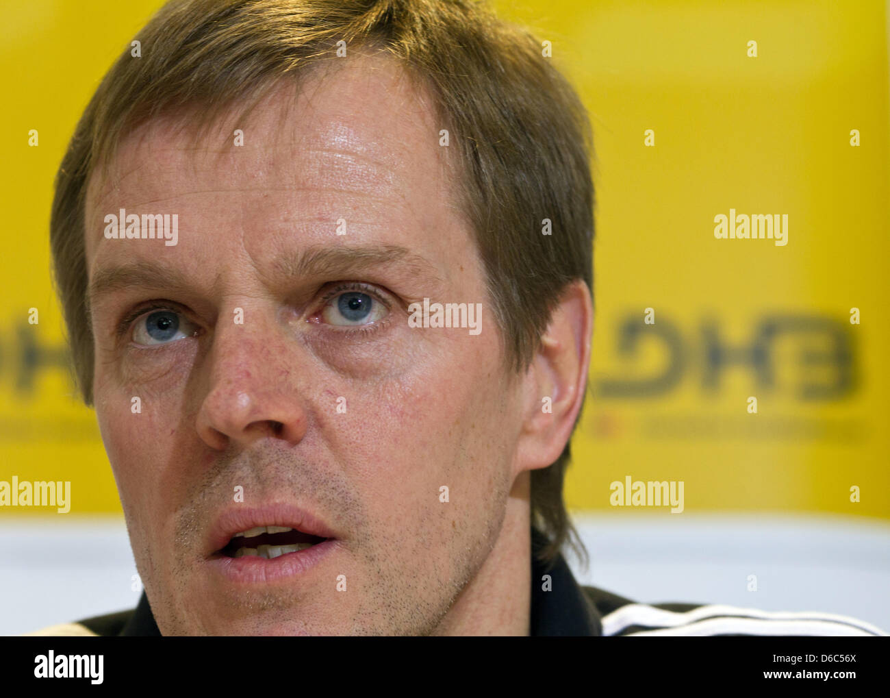 Bundestrainer Martin Heuberger besucht die Pressekonferenz der deutschen Nationalmannschaft in Nis, Serbien, 14. Januar 2012. Vom 15. Januar bis 29. Januar 2012 wird die Handball-EM in Serbien statt. Foto: JENS WOLF Stockfoto