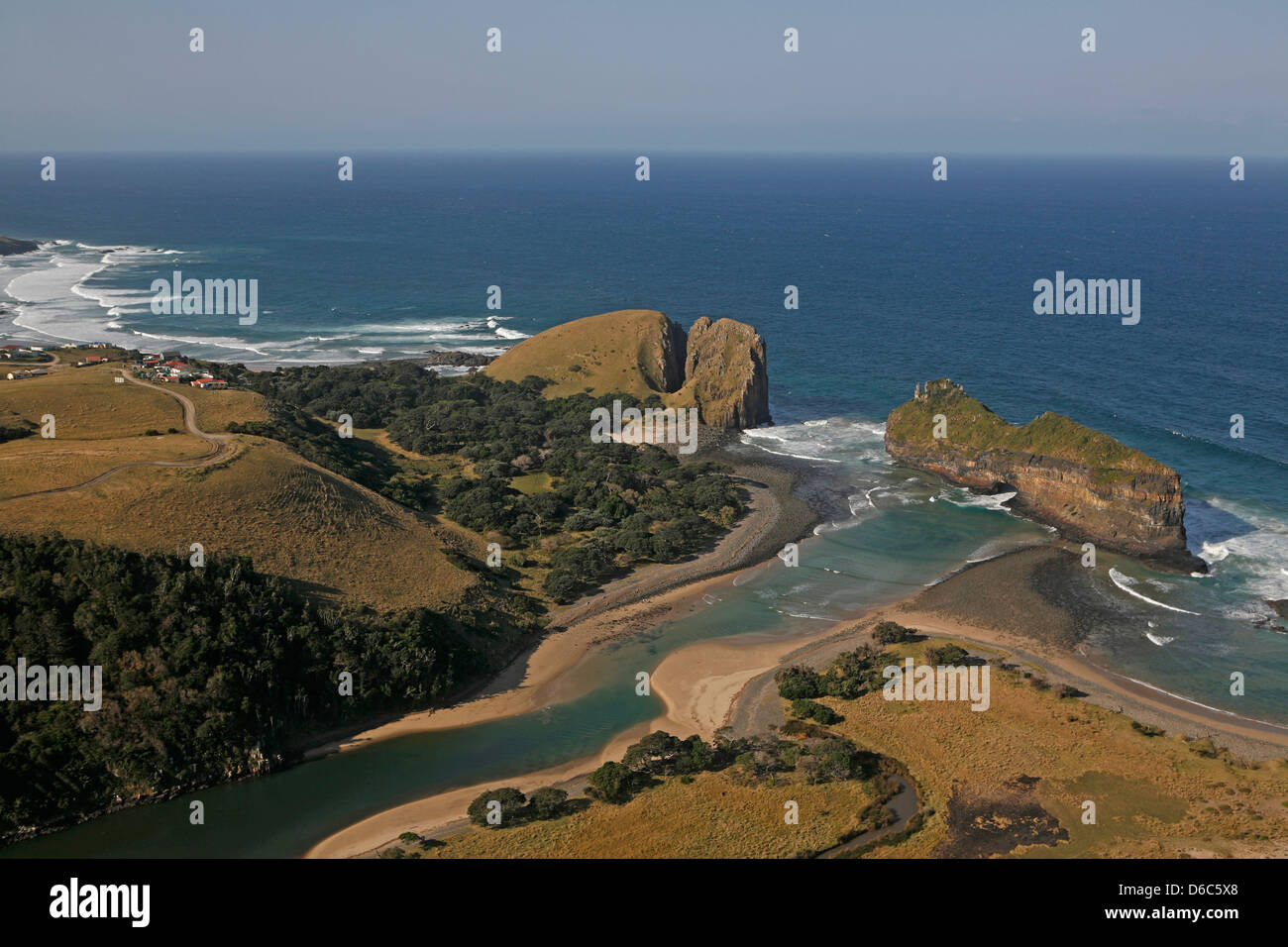 Loch in der Wand, Eastern Cape, Südafrika aus der Luft. Stockfoto
