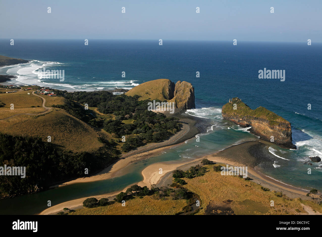 Loch in der Wand, Eastern Cape, Südafrika aus der Luft. Stockfoto
