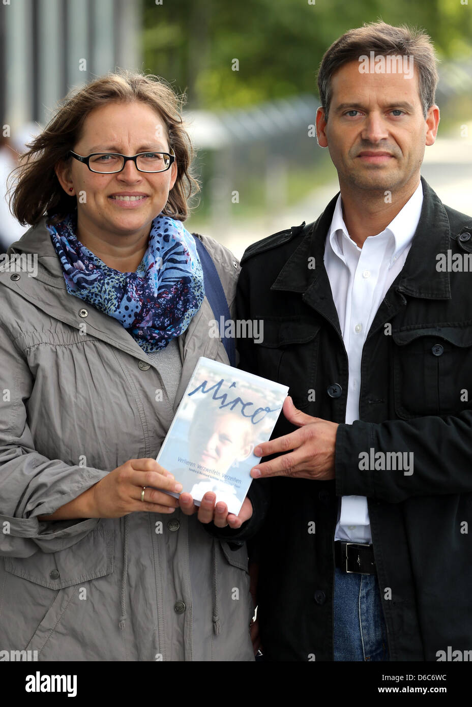 Die Eltern des zehn Jahre alten Mirco aus Grefrath, der vor zwei Jahren ermordet wurde, Sandra Und Reinhard Schlitter, präsentieren ihr Buch "Mirco - Verlieren. Verzweifeln. Verzeihen "(" Mirco - verlieren. Dispairing. Vergeben ") in Berlin, Deutschland, 6. September 2012. Foto: WOLFGANG KUMM Stockfoto