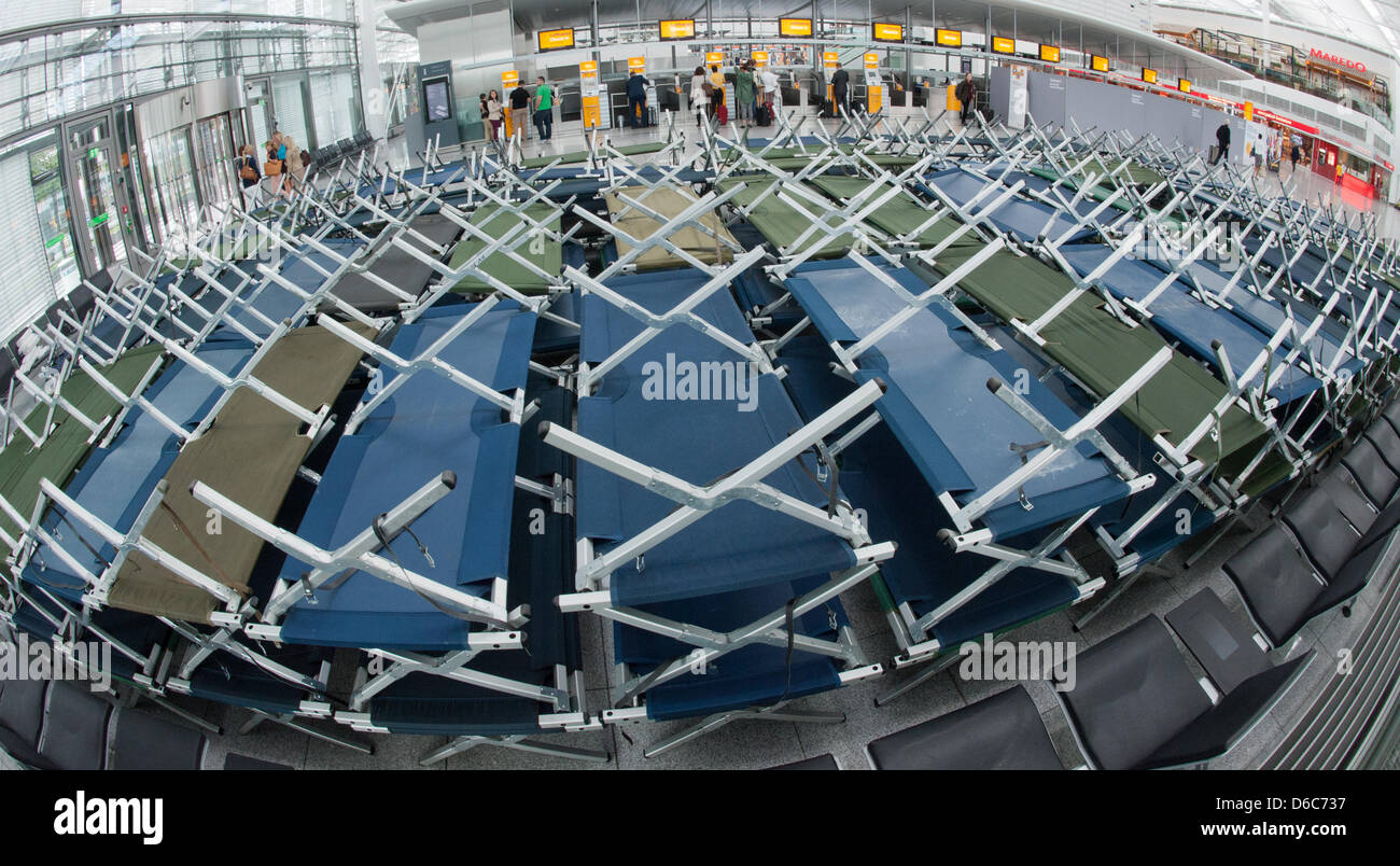 Hunderte von Kinderbetten werden vor dem Check-in-Bereich am Flughafen in München, 6. September 2012 gestapelt. Die unabhängige Flugbegleiter Organisation (UFO) angekündigt, um den Streik der Lufthansa-Stewards und Stewardessen auf Freitag, 7. September 2012, in einem Rechtsstreit über Löhne und Arbeitsbedingungen zu erweitern. Foto: PETER KNEFFEL Stockfoto