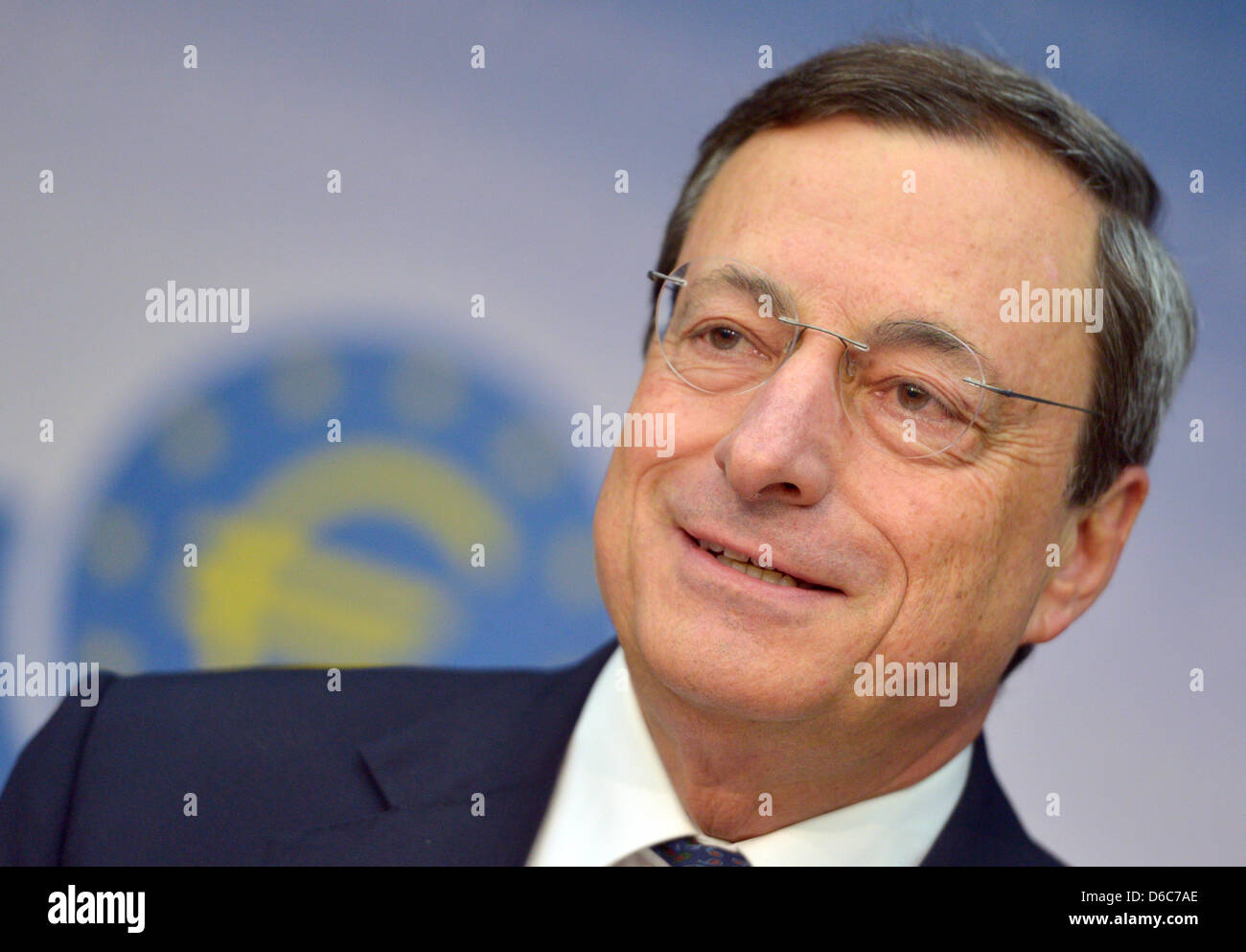 Präsident der Europäischen Zentralbank Mario Draghi spricht auf einer Pressekonferenz über die Geldpolitik der EZB in Frankfurt Am Main, Deutschland, 6. September 2012. Foto: BORIS ROESSLER Stockfoto