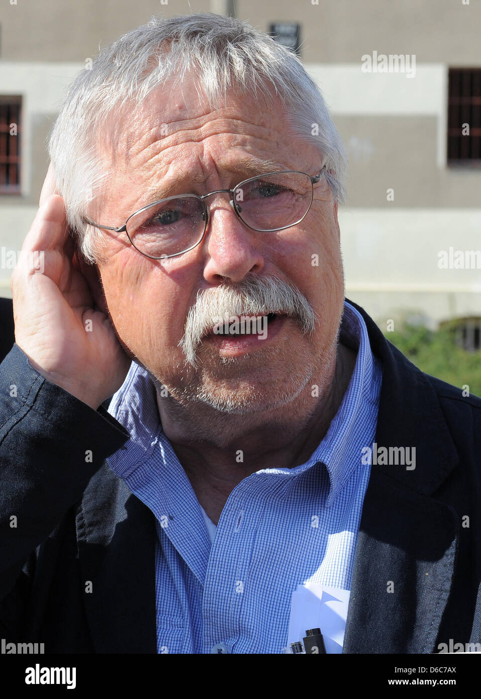 Liedermacher Wolf Biermann besucht Cottbus-Gefängnis-Gedenkstätte in Cottbus, Deutschland, 4. September 2012. Biermann wird am Abend des gleichen Tages dort ein Konzert geben. Einnahmen aus dem Konzert werden über die weitere Entwicklung der neu eröffneten Gedenkstätte ausgegeben werden. Foto: BERND SETTNIK Stockfoto